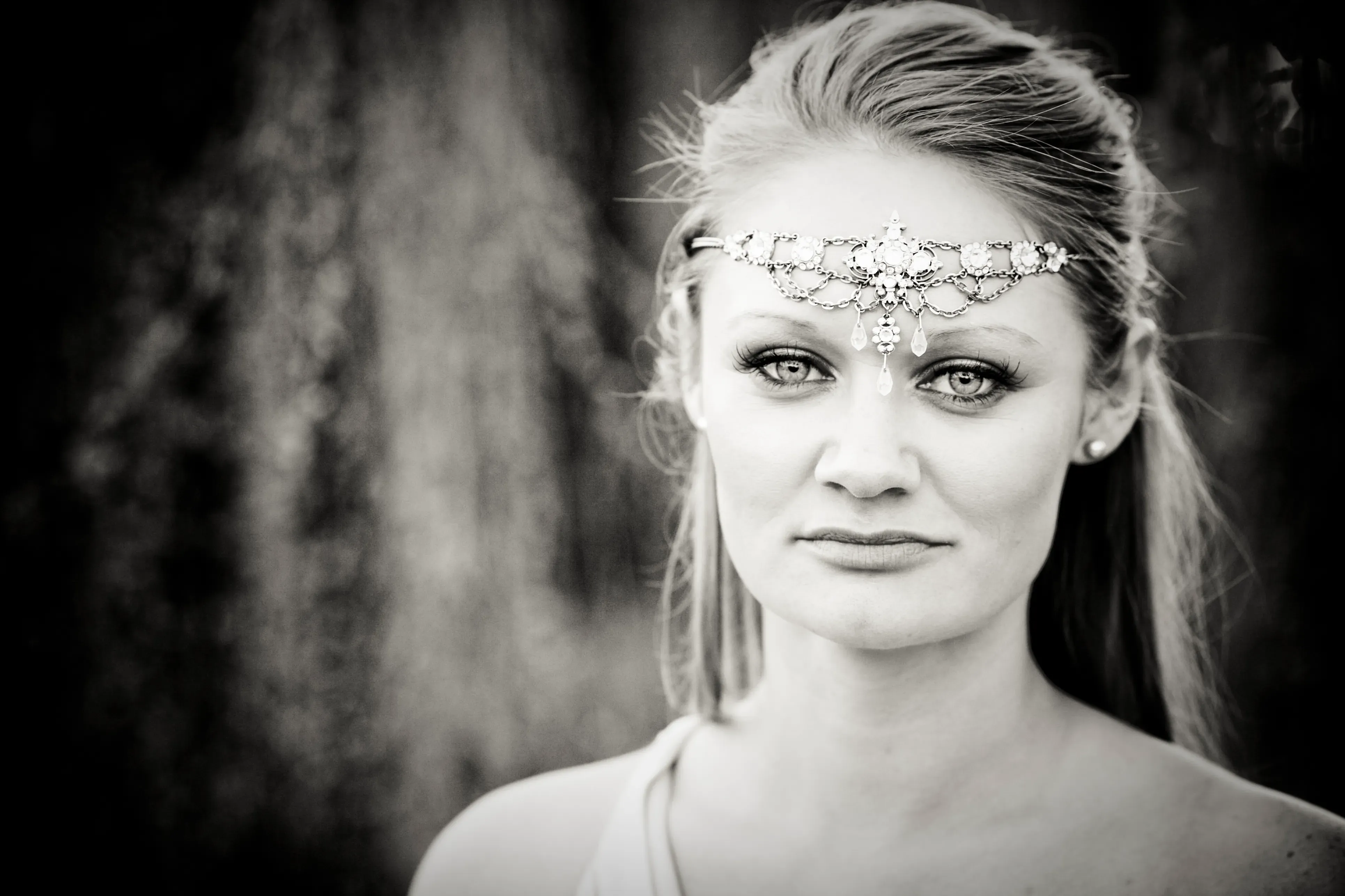 Bride with a jewelled bridal hair chain and finished makeup, styled by Bellus